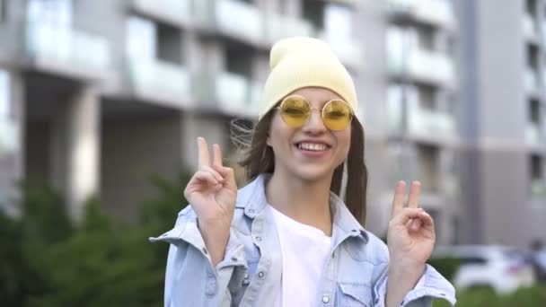 Jovem Boné Amarelo Óculos Dança Rua Cidade — Vídeo de Stock