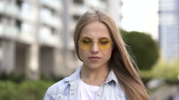 Menina Cabelo Longo Jovem Óculos Sol Ficar Rua Cidade Olhar — Vídeo de Stock