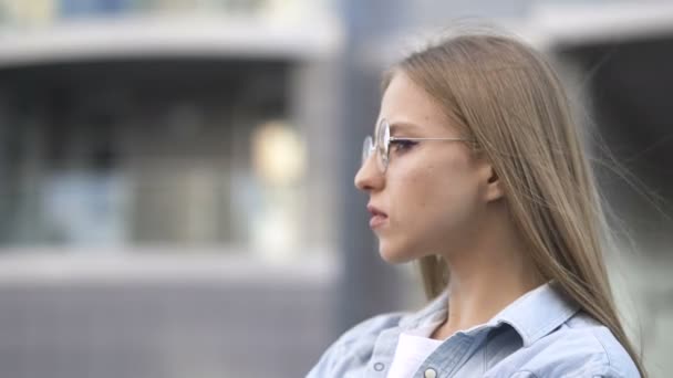 Chica Joven Seria Gafas Redondas Pie Área Ciudad Mirando Cámara — Vídeo de stock