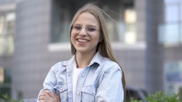 Młoda Kobieta Okrągłych Okularach Śmieje Się Mieście Patrząc Kamerę Portret — Wideo stockowe