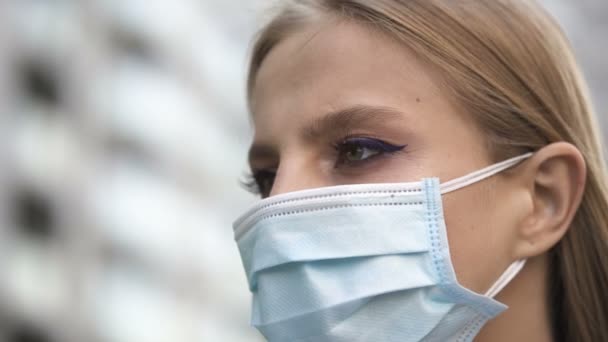 在空荡荡的城市街道上戴着医疗面具的年轻女子 Portait 大流行病小组 — 图库视频影像