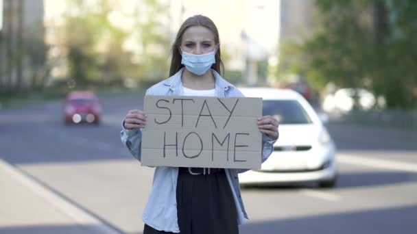 Een Vrouw Met Een Medisch Masker Protesteert Met Een Poster — Stockvideo