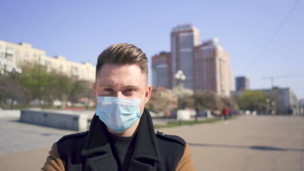 Blanke Man Zet Een Medisch Masker Lege Straat Close Portret — Stockvideo