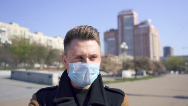 Homme Caucasien Met Masque Médical Dans Rue Vide Ville Dolly — Video