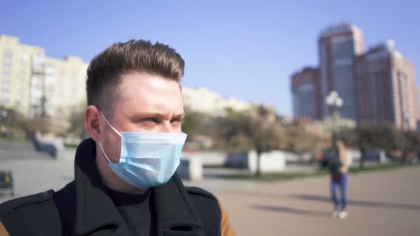 Blanke Man Met Medisch Masker Lege Straat Wereldpandemie — Stockvideo