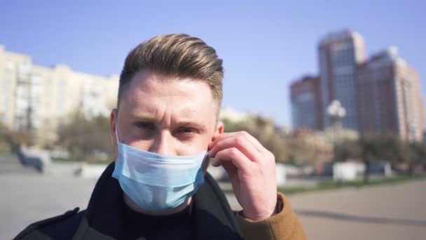 Homem Caucasiano Põe Máscara Médica Rua Vazia Cidade Pandemia Mundial — Vídeo de Stock