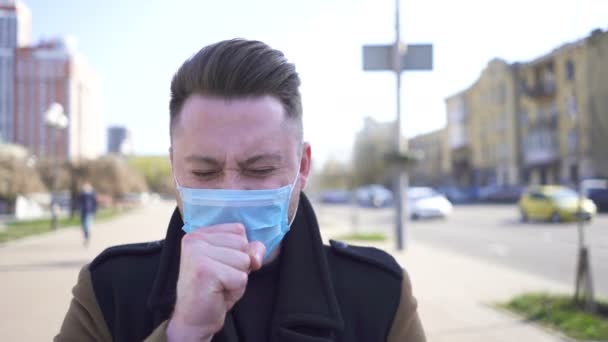 Uomo Caucasico Tossisce Maschera Medica Sulla Strada Della Citta Squadra — Video Stock