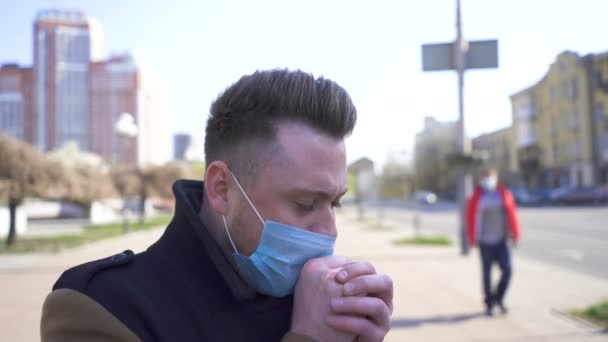 Kaukasier Gehen Und Husten Medizinischer Maske Auf Der Straße Der — Stockvideo
