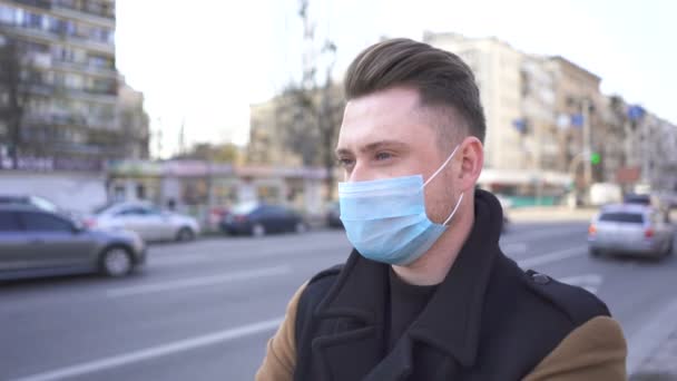 Jonge Moderne Man Met Medisch Masker Straat Met Auto Wereldpandemieteam — Stockvideo