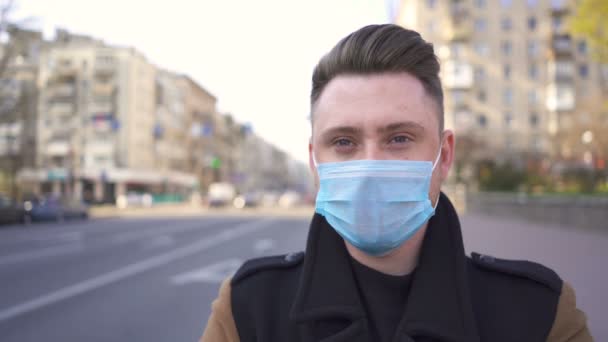 Gezicht Van Moderne Man Met Medisch Masker Straat Met Auto — Stockvideo