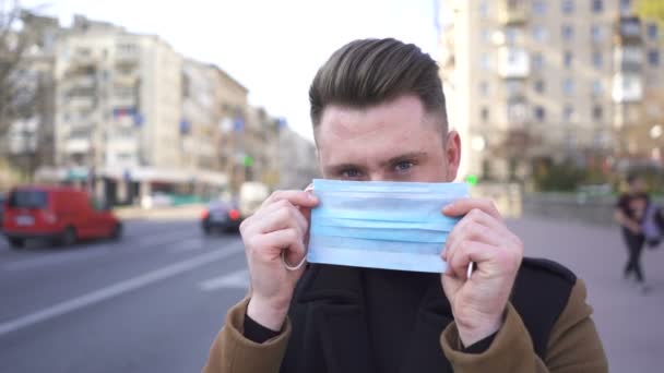 Moderno Bel Ragazzo Indossa Maschera Medica Sulla Strada Della Città — Video Stock