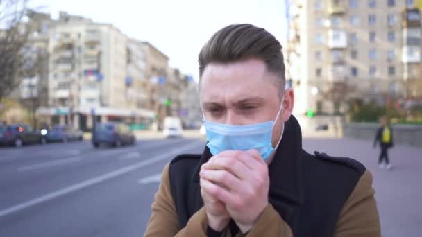 Homem Caucasiano Jovem Tosse Máscara Médica Rua Cidade Equipa Mundial — Vídeo de Stock