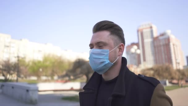 Hombre Moderno Con Máscara Médica Por Calle Ciudad Retrato Equipo — Vídeo de stock