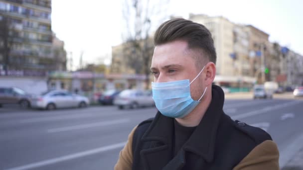 Sakta Backarna Ung Modern Man Medicinsk Mask Stadens Gata Med — Stockvideo