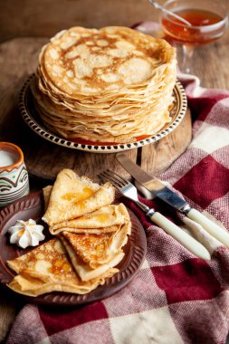 Krep yiyecekler. Tabakta bir yığın ince krep. Rus gözleme haftası. Sular yükseldi. Kıtır kıtır olmuş ince krep. Ev yapımı hamur işleri. Kahvaltıda krep. Aperatif yemek..