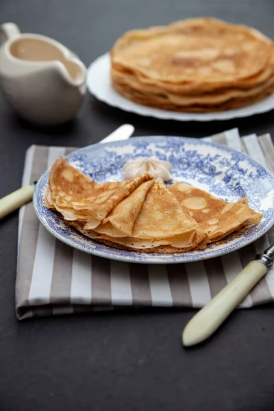 Pfannkuchen Ein Stapel Dünner Pfannkuchen Auf Einem Teller Russische Pfannkuchenwoche — Stockfoto