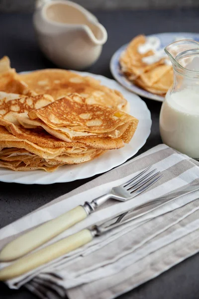 Pfannkuchen Ein Stapel Dünner Pfannkuchen Auf Einem Teller Russische Pfannkuchenwoche — Stockfoto