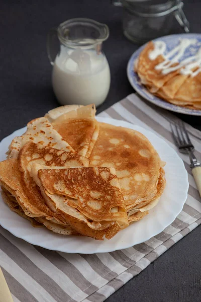 Pfannkuchen Ein Stapel Dünner Pfannkuchen Auf Einem Teller Russische Pfannkuchenwoche — Stockfoto