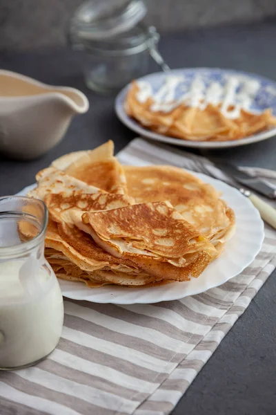 Pfannkuchen Ein Stapel Dünner Pfannkuchen Auf Einem Teller Russische Pfannkuchenwoche — Stockfoto