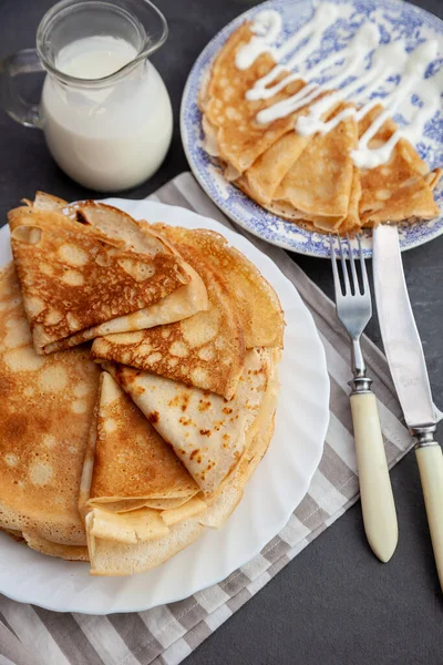 Pfannkuchen Ein Stapel Dünner Pfannkuchen Auf Einem Teller Russische Pfannkuchenwoche — Stockfoto