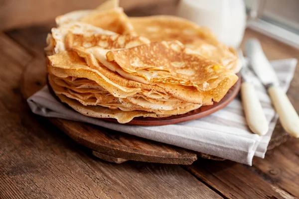 Pfannkuchen Ein Stapel Dünner Pfannkuchen Auf Einem Teller Russische Pfannkuchenwoche — Stockfoto