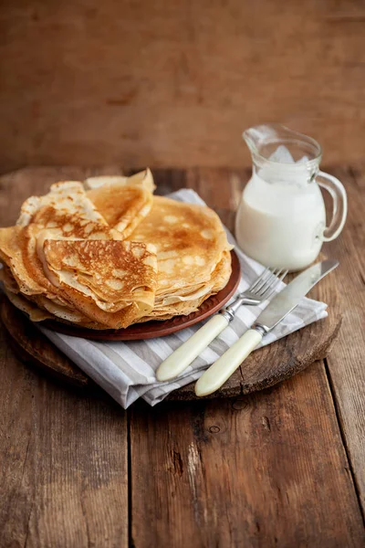 Pfannkuchen Ein Stapel Dünner Pfannkuchen Auf Einem Teller Russische Pfannkuchenwoche — Stockfoto