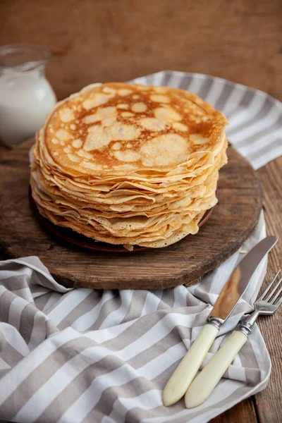 Pfannkuchen Ein Stapel Dünner Pfannkuchen Auf Einem Teller Russische Pfannkuchenwoche — Stockfoto