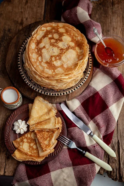 Pfannkuchen Ein Stapel Dünner Pfannkuchen Auf Einem Teller Russische Pfannkuchenwoche — Stockfoto