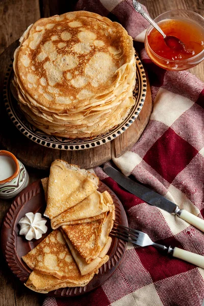 Pfannkuchen Ein Stapel Dünner Pfannkuchen Auf Einem Teller Russische Pfannkuchenwoche — Stockfoto