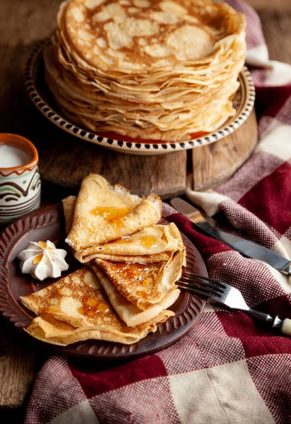 Pfannkuchen Ein Stapel Dünner Pfannkuchen Auf Einem Teller Russische Pfannkuchenwoche — Stockfoto