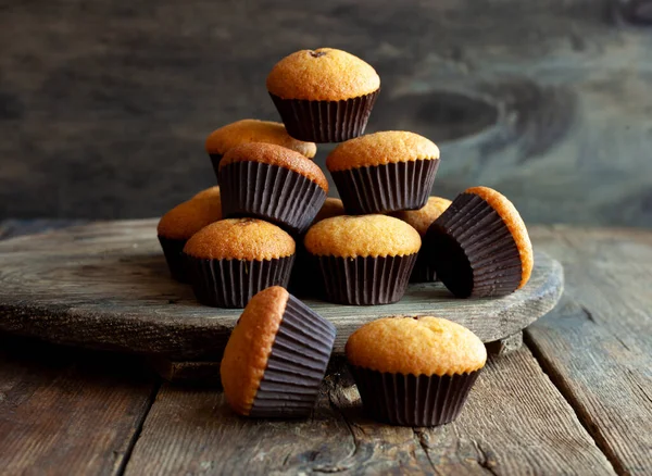 Jednoduchý Muffin Muffiny Lahodné Pečivo Lahodný Dezert Stole Domácí Muffiny — Stock fotografie