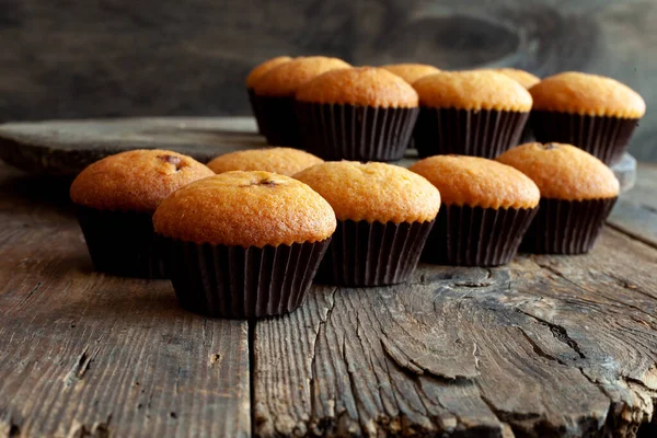 Jednoduchý Muffin Muffiny Lahodné Pečivo Lahodný Dezert Stole Domácí Muffiny — Stock fotografie