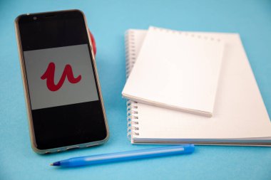 Udemy, profesyonel yetişkinleri hedef alan çevrimiçi bir öğrenme platformudur.