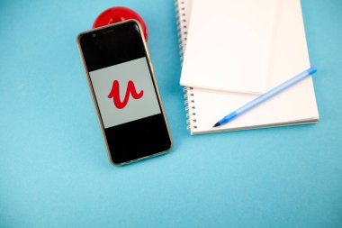 Udemy, profesyonel yetişkinleri hedef alan çevrimiçi bir öğrenme platformudur.