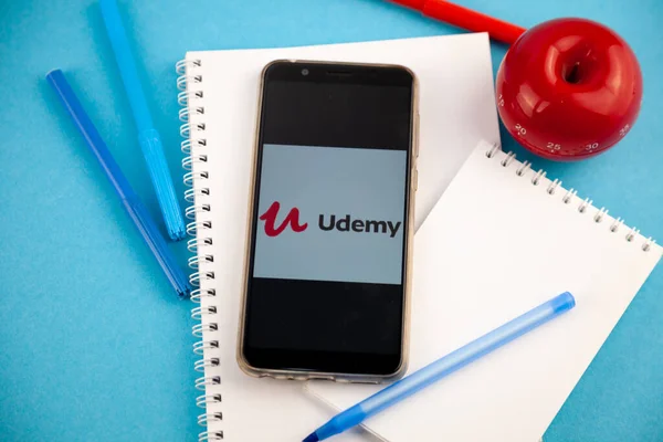 Udemy Adalah Sebuah Platform Pembelajaran Online Dan Pasar Pengajaran Yang — Stok Foto