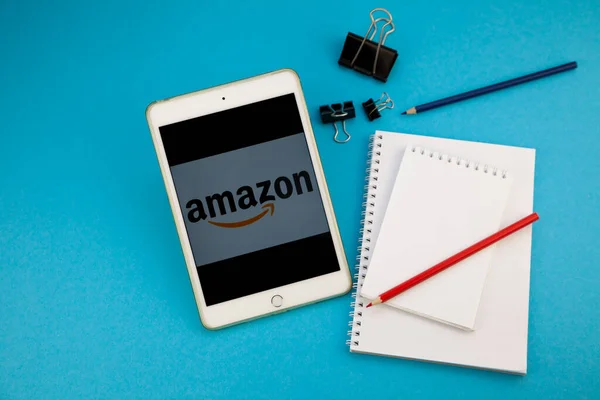 Logo Situs Amazon Pada Gadget Mockup Meja Buku Catatan Pena — Stok Foto