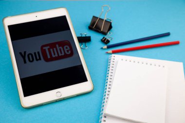 Kyiv, Ukrayna - 31 Mart 2020: YouTube sitesi iPad. Masaüstü. Not defteri ve kalem, çalışma odası uzak. Uzaklık öğrenimi.