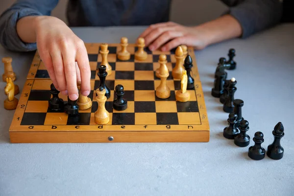 Juego Mesa Casa Niño Juega Ajedrez Solo Antiguo Tablero Ajedrez —  Fotos de Stock