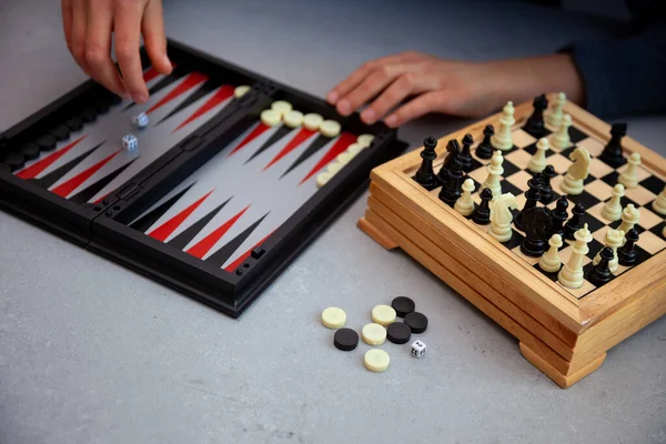 Juegos Casa Ajedrez Damas Backgammon Los Niños Juegan Ajedrez —  Fotos de Stock