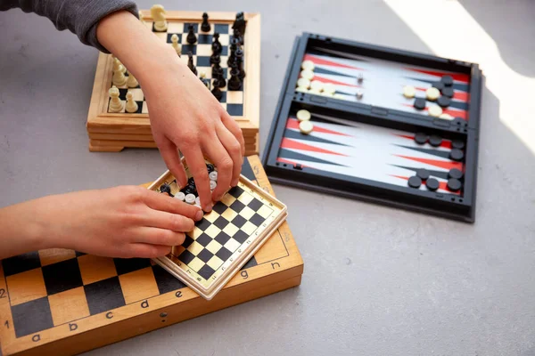 Juegos Casa Ajedrez Damas Backgammon Los Niños Juegan Ajedrez —  Fotos de Stock