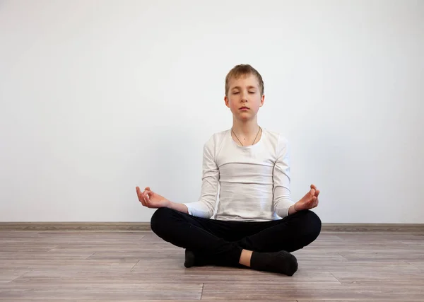 Chico Está Meditando Casa Sentado Suelo Los Adolescentes Hacen Meditación — Foto de Stock