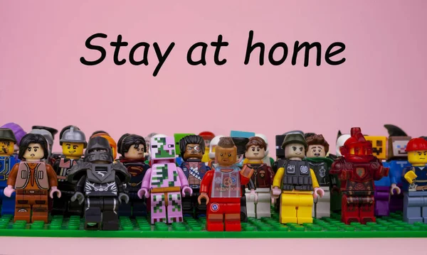 Натовп Чоловіків Леґо Просить Залишитися Вдома Мінімальні Фігури Місцем Тексту — стокове фото