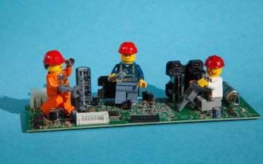 Bilgisayar tamircileri. İşçiler ve mühendisler. Tamirciler ve zanaatkarlar. Bilgisayar tamiri, güncelleme ve lego adamla destek. Hizmet merkezi teşhisleri.