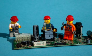 Bilgisayar tamircileri. İşçiler ve mühendisler. Tamirciler ve zanaatkarlar. Bilgisayar tamiri, güncelleme ve lego adamla destek. Hizmet merkezi teşhisleri.