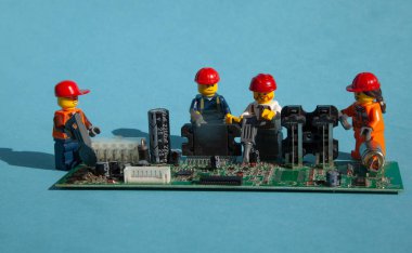 Bilgisayar tamircileri. İşçiler ve mühendisler. Tamirciler ve zanaatkarlar. Bilgisayar tamiri, güncelleme ve lego adamla destek. Hizmet merkezi teşhisleri.