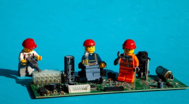 Bilgisayar tamircileri. İşçiler ve mühendisler. Tamirciler ve zanaatkarlar. Bilgisayar tamiri, güncelleme ve lego adamla destek. Hizmet merkezi teşhisleri.