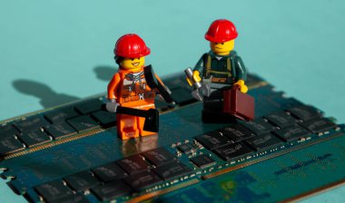 Bilgisayar tamircileri. İşçiler ve mühendisler. Tamirciler ve zanaatkarlar. Bilgisayar tamiri, güncelleme ve lego adamla destek. Hizmet merkezi teşhisleri.