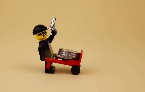 Ladrón Lego Con Arma Lleva Monedas Una Carretilla Lego Minifigura — Foto de Stock