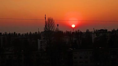 Daha hızlı gün batımı. Güneşli bir günbatımının zaman turları. Şehirde güneş ufukta bir bulutun içinde batar. Çok güzel bir gün batımı. Ukrayna, Kyiv 'de gün batımı gökyüzü.