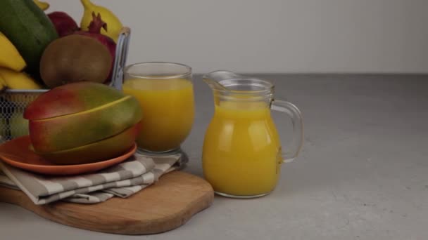 Een Glas Sap Gele Verfrissende Zomerdrankjes Verse Mangosap Sinaasappelsap Een — Stockvideo